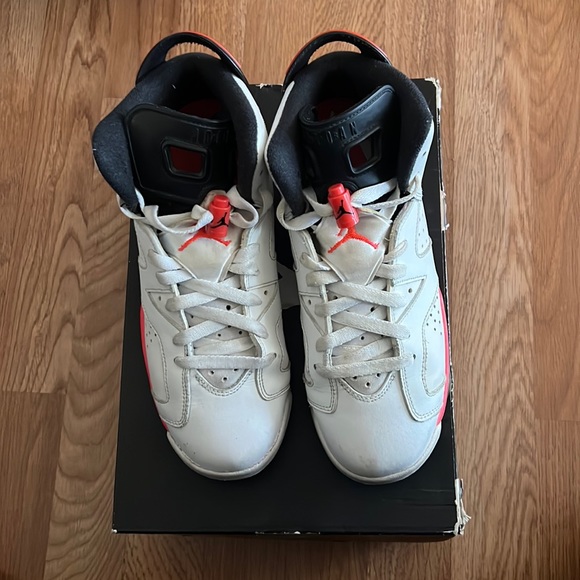 Women’s Size 7 Jordan 6 white/infrared - Picture 1 of 4